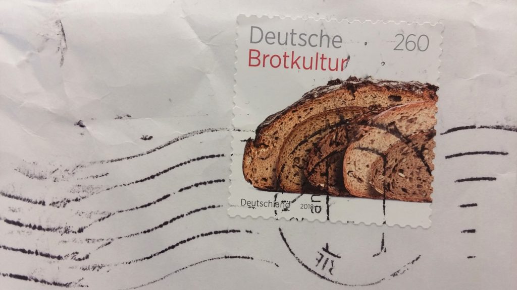 Briefmarke zur Deutschen Brotkultur mit fünf Brotscheiben auf weißem Grund